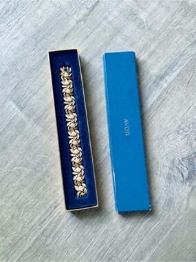 Vintage Avon Gold-Tone Leaf Link Bracelet w/ Blue Box